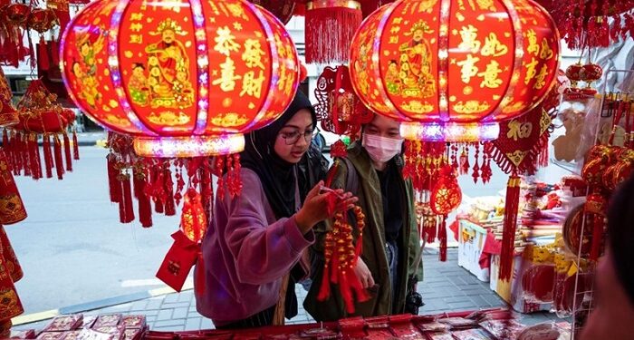 இந்தோனேசியாவில் சீனப் புத்தாண்டு அலங்காரங்கள் விற்பனை!