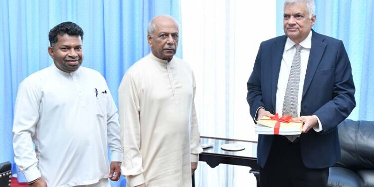 “சிங்கள எழுத்துக்கள்” மற்றும் “தமிழ் எழுத்துக்கள்” ஆகிய நூல்கள் ஜனாதிபதியிடம் கையளிப்பு