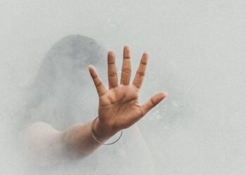 தீ வைத்து மனைவியை கட்டியணைக்க முயன்ற நபர் வைத்தியசாலையில்..!