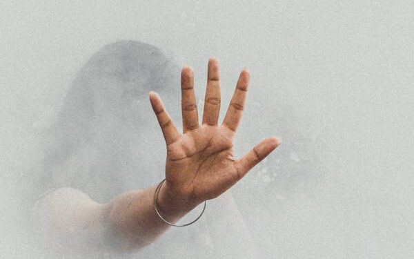 தீ வைத்து மனைவியை கட்டியணைக்க முயன்ற நபர் வைத்தியசாலையில்..!