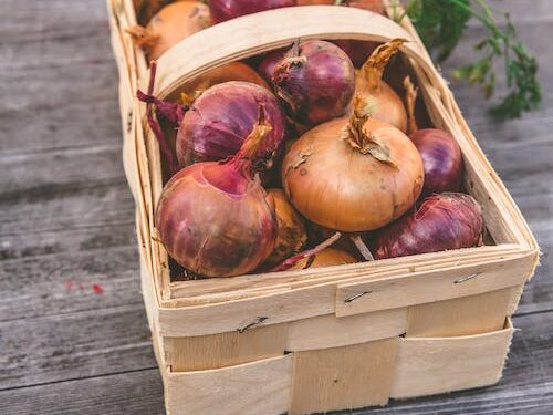 சின்ன வெங்காயத்தின் விலையில் வீழ்ச்சி..!