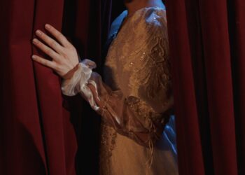 14 வயதில் தொழிலுக்காக கட்டாயப்படுத்திய அம்மா.. பல வருட ரகசியத்தை உடைத்து கதறிய நடிகை