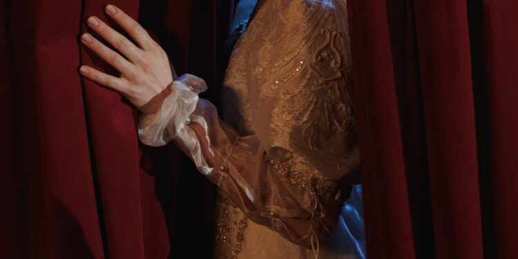 14 வயதில் தொழிலுக்காக கட்டாயப்படுத்திய அம்மா.. பல வருட ரகசியத்தை உடைத்து கதறிய நடிகை