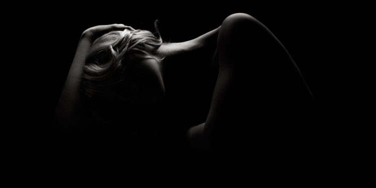 அட்ஜஸ்ட்மென்ட் செய்து வாய்ப்பு வாங்கிய நடிகை.. காலடியில் மயங்கி கிடக்கும் இயக்குனர்