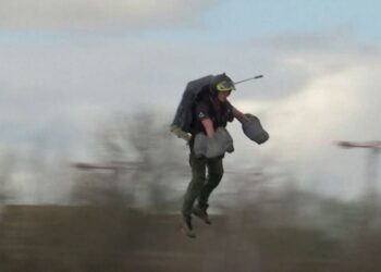 அறிவியல் உலகின் மற்றுமொரு அதிசயம் – அந்தரத்தில் பறக்கும் இங்கிலாந்து மனிதர்கள்