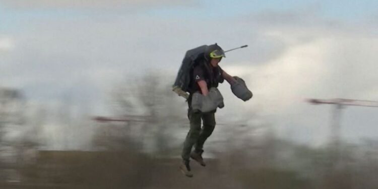 அறிவியல் உலகின் மற்றுமொரு அதிசயம் – அந்தரத்தில் பறக்கும் இங்கிலாந்து மனிதர்கள்