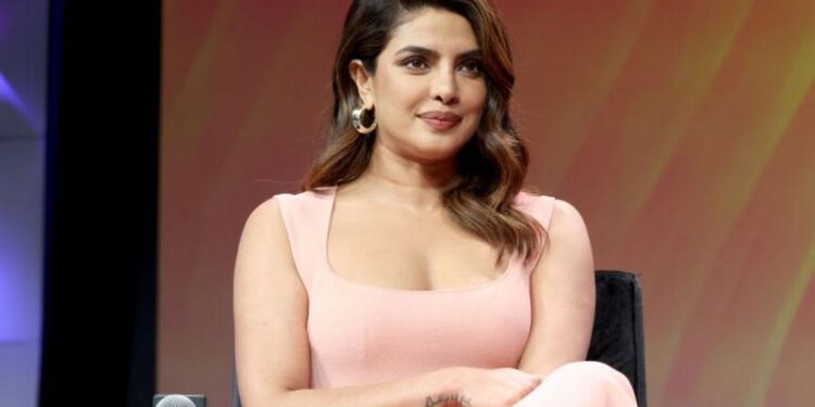 “பாலிவுட்டில் நடந்த அரசியல்களை என்னால் எதிர்கொள்ள முடியவில்லை” – உண்மையை உடைத்த பிரியங்கா சோப்ரா