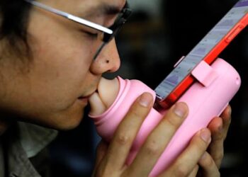 செல்போனில் முத்தத்தை பரிமாறும் அதிசய கருவி