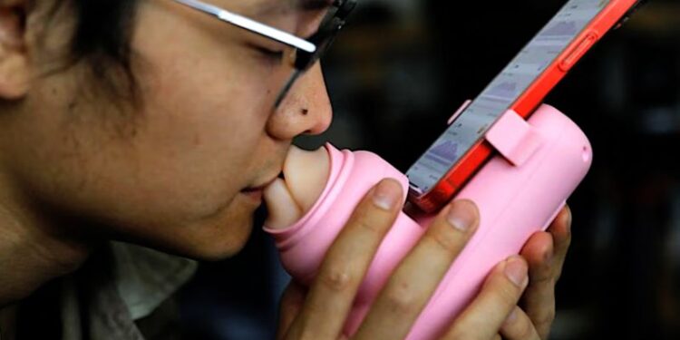 செல்போனில் முத்தத்தை பரிமாறும் அதிசய கருவி