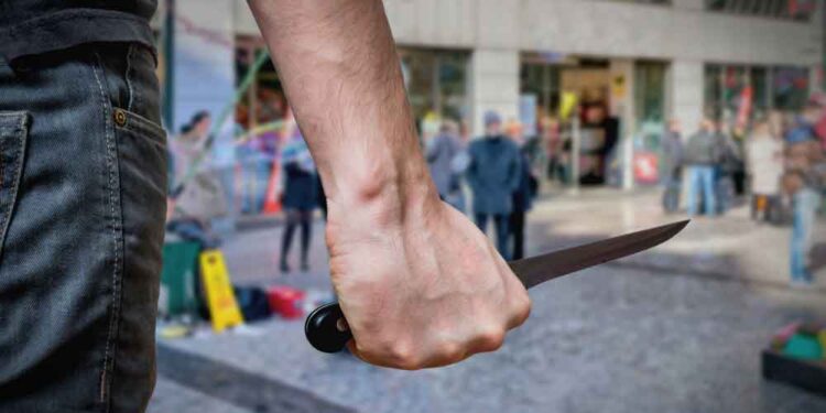 பேருந்தில் இளைஞன் மீது கத்திக் குத்து..!