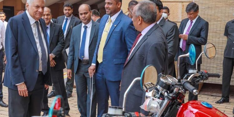 உள்நாட்டில் ஒன்றிணைக்கப்பட்ட மோட்டார் சைக்கிள்கள் ஜனாதிபதியிடம் கையளிப்பு