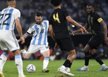 ஹாட்ரிக் கோல் மழை பொழிந்த மெஸ்ஸி- அர்ஜென்டினாவுக்காக 100 கோல் அடித்து சாதனை