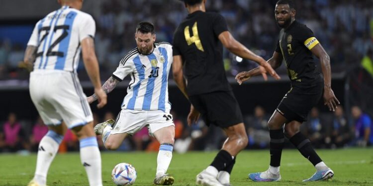 ஹாட்ரிக் கோல் மழை பொழிந்த மெஸ்ஸி- அர்ஜென்டினாவுக்காக 100 கோல் அடித்து சாதனை