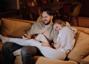 பெண்ணுடன் ஒரு வாரம் தனியாக வாழ அனுமதி. வியக்கவைக்கும் சம்பிரதாயம்! எங்கு தெரியுமா..!