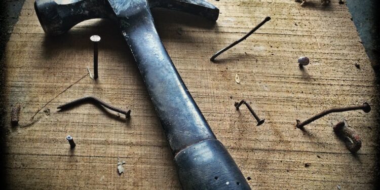 இரும்புக் கம்பியால் தாக்கி கணவன் பலி- மனைவி காயம்..!