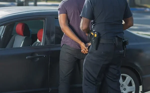 குடிவரவு திணைக்கள உயரதிகாரியின் நகையைக் கொள்ளையிட்ட பொலிஸ் சார்ஜன்ட்…. துரத்திப் பிடித்த மற்றுமொரு பொலிஸ் உத்தியோகத்தர்.