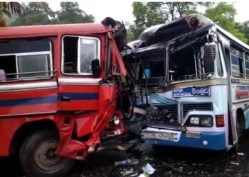 நிட்டம்புவவில் இரண்டு பேருந்துகள் மோதிக்கொண்டதில் 27 பேர் காயமடைந்துள்ளனர்.