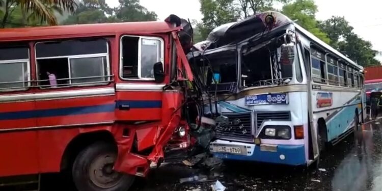 நிட்டம்புவவில் இரண்டு பேருந்துகள் மோதிக்கொண்டதில் 27 பேர் காயமடைந்துள்ளனர்.