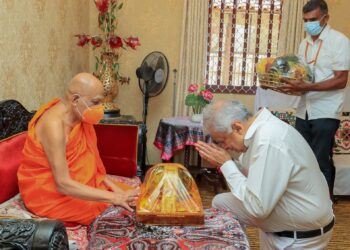 மல்வத்து, அஸ்கிரிய பீடாதிபதிகளிடம் ஜனாதிபதி ஆசி பெற்றார்.