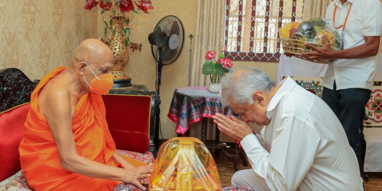 மல்வத்து, அஸ்கிரிய பீடாதிபதிகளிடம் ஜனாதிபதி ஆசி பெற்றார்.