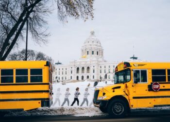 66 மாணவர்களை காப்பாற்றிய 7 வயது சிறுவன்..!