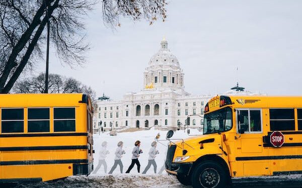 66 மாணவர்களை காப்பாற்றிய 7 வயது சிறுவன்..!