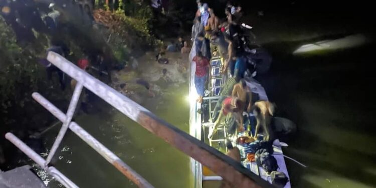 காத்தான்குடி நோக்கி பயணித்த பஸ் பாலத்திலிருந்து வீழ்ந்து விபத்து; 10 பேர் பலி…