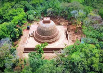 வடக்கின் குருந்தூர்மலைப் பகுதிக்கு சென்ற சரத் வீரசேகர, நீதிபதிக்கு கருத்து தெரிவிக்க முற்பட்டு (Nose Cut) மூக்குடை பட்டதாக தகவல்.