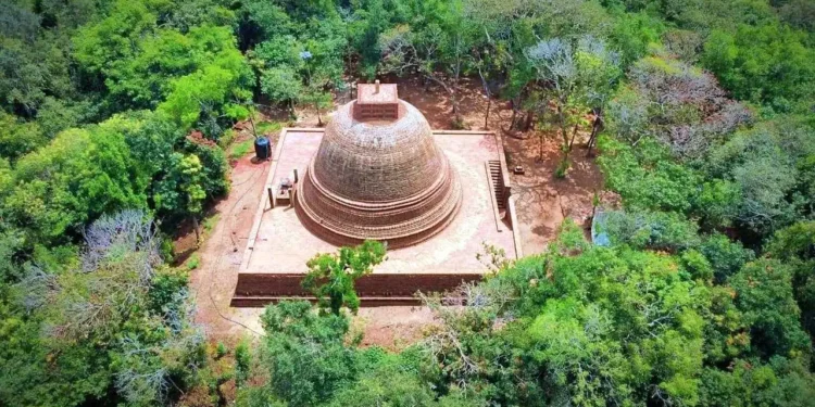 வடக்கின் குருந்தூர்மலைப் பகுதிக்கு சென்ற சரத் வீரசேகர, நீதிபதிக்கு கருத்து தெரிவிக்க முற்பட்டு (Nose Cut) மூக்குடை பட்டதாக தகவல்.