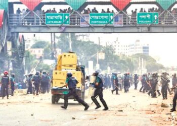 பிரதமரை பதவி விலகுமாறு பங்களாதேஷில் கடும் ஆர்ப்பாட்டம்: பொலிஸாருடன் மோதல்