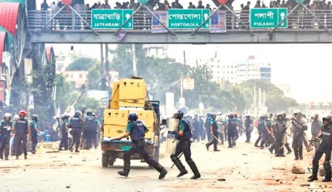 பிரதமரை பதவி விலகுமாறு பங்களாதேஷில் கடும் ஆர்ப்பாட்டம்: பொலிஸாருடன் மோதல்