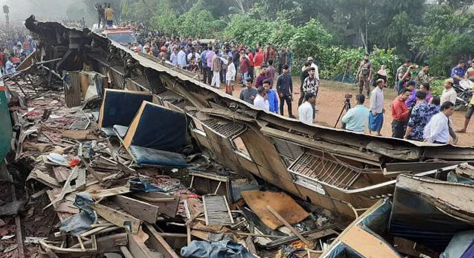 பங்களாதேஷ் ரயில் விபத்தில் 17 பேர் பலி: 100 இற்கும் மேற்பட்டோர் படுகாயம்