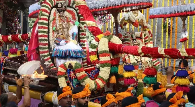 திருப்பதியில் குறைந்த பக்தர்கள் கூட்டம்.. நேரடி தரிசனத்திற்கு அனுமதி.. எவ்ளோ நேரம் தெரியுமா?