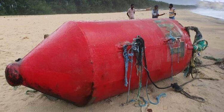 மட்டக்களப்பு கடற்கரையில் ஒதுங்கிய மர்மப்பொருள்..!