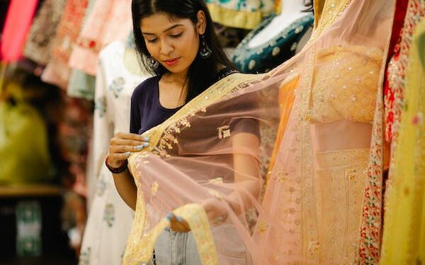 சந்தையில் புடவைகளின் விலை அதிகரிப்பு