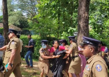 வவுனியாவில் ஜனாதிபதிக்கு எதிராக ஆர்ப்பாட்டம்; இருவர் கைது