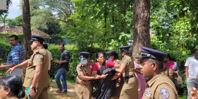 வவுனியாவில் ஜனாதிபதிக்கு எதிராக ஆர்ப்பாட்டம்; இருவர் கைது