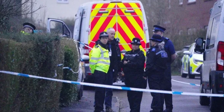 பிரிஸ்டலில் மூன்று குழந்தைகள் இறந்து கிடந்ததை அடுத்து கொலை கைது