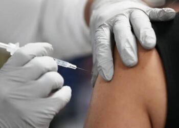 கோவிட் தடுப்பூசிகள் இதயம் மற்றும் மூளைக் கோளாறுகளில் சிறிய அதிகரிப்புடன் இணைக்கப்பட்டுள்ளன – புதிய ஆய்வு