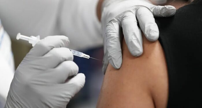 கோவிட் தடுப்பூசிகள் இதயம் மற்றும் மூளைக் கோளாறுகளில் சிறிய அதிகரிப்புடன் இணைக்கப்பட்டுள்ளன – புதிய ஆய்வு