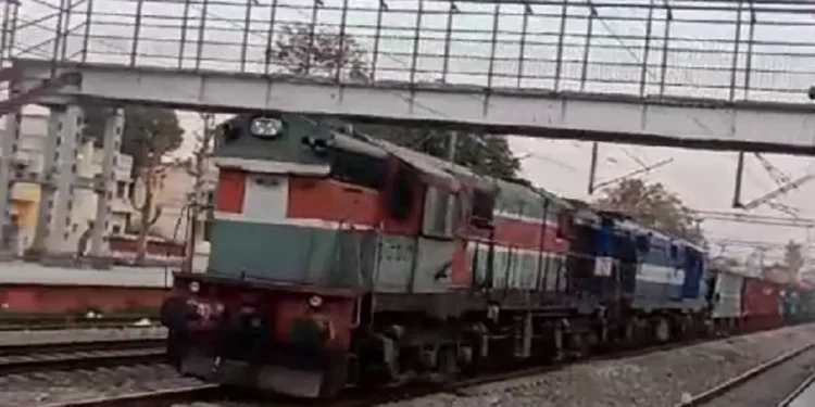ஓடும் இந்திய ரயில் ஓட்டுநர் இல்லாமல் பயணிக்கிறது