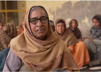 போராடும் விவசாயிகளுக்கு தினமும் உணவு சமைத்துக் கொடுக்கும் பெண்கள்