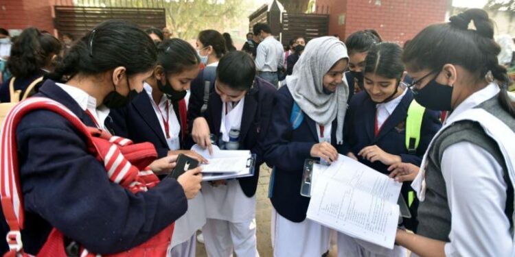 சிபிஎஸ்இ: புத்தகத்தை பார்த்து தேர்வு எழுதும் முறை எவ்வாறு நடக்கும்? மாணவர்களுக்கு என்ன பயன்?