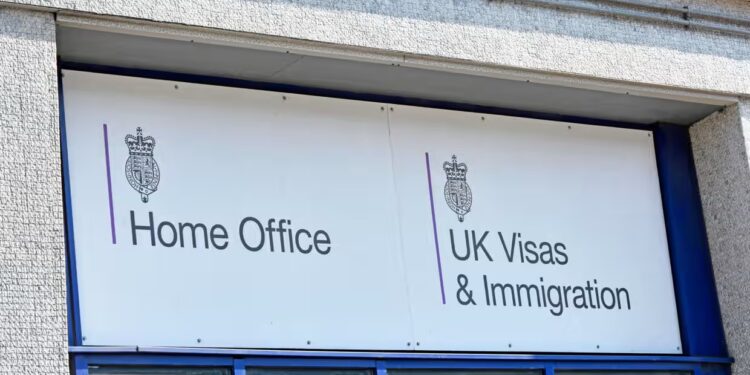 சுனக்கின் புகலிடச் சட்டங்கள் 55,000 பேரை ‘பெர்மா-பேக்லாக்’கில் சிக்கவைத்துள்ளன என்று UK திங்க்டேங்க் கூறுகிறது.