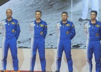 ககன்யான்: இந்தியாவின் விண்கலத்தில் பறக்கப் போகும் வீரர்கள் யார் யார்?