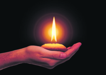 ஒரு மெழுகுவர்த்தியாக மாறி உலகை ஒளிரச் செய்யுங்கள்இன்று நம் உலகிற்கு மிகவும் வெளிச்சம் தேவை. உலகில் இருப்பதாகத் தோன்றும் அத்தனை இருளுக்கு மத்தியிலும், நாம் அனைவரும் உள்ளே இருக்கும் ஒளியைப் பற்றிக்கொள்ள முயல்கிறோம். இது மிகவும் எளிதான காரியமாகத் தெரியவில்லை. ஒன்றில் இருந்து ஒளிரும் மெழுகுவர்த்தியை எடுக்க நினைத்தால் […]