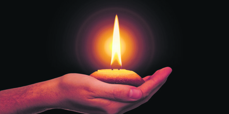 ஒரு மெழுகுவர்த்தியாக மாறி உலகை ஒளிரச் செய்யுங்கள்இன்று நம் உலகிற்கு மிகவும் வெளிச்சம் தேவை. உலகில் இருப்பதாகத் தோன்றும் அத்தனை இருளுக்கு மத்தியிலும், நாம் அனைவரும் உள்ளே இருக்கும் ஒளியைப் பற்றிக்கொள்ள முயல்கிறோம். இது மிகவும் எளிதான காரியமாகத் தெரியவில்லை. ஒன்றில் இருந்து ஒளிரும் மெழுகுவர்த்தியை எடுக்க நினைத்தால் […]