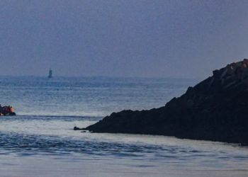 சேனலைக் கடக்கும்போது ஒருவர் இறந்தார் மற்றும் இருவரைக் காணவில்லை