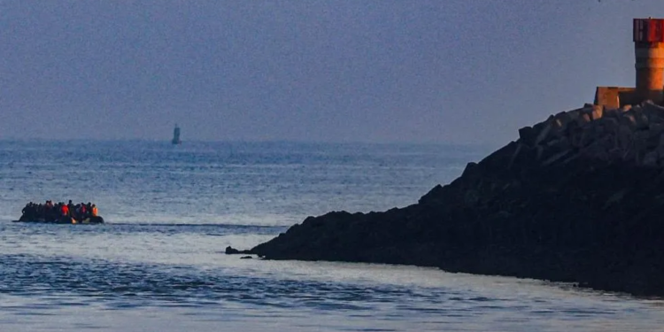 சேனலைக் கடக்கும்போது ஒருவர் இறந்தார் மற்றும் இருவரைக் காணவில்லை