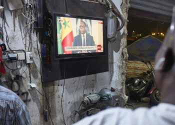 செனகலின் ஜனாதிபதி சால் ஏப்ரல் மாதம் பதவி விலக ஒப்புக்கொண்டார் ஆனால் தேர்தல் தேதியை நிர்ணயிக்கவில்லை